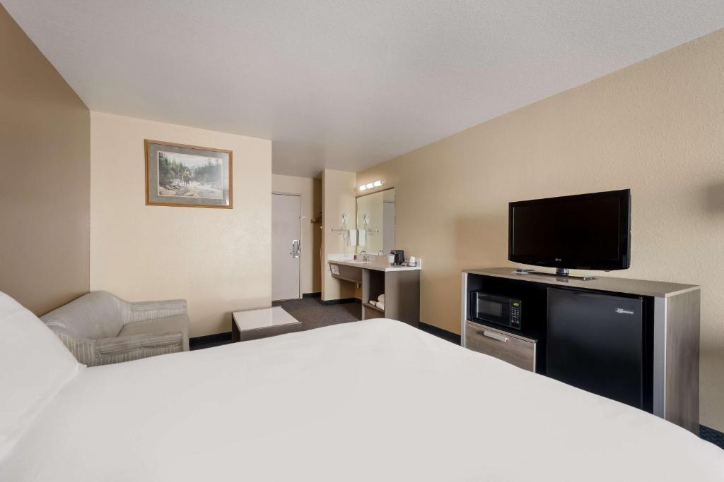 Wells NV Hotel Gallery showcasing a comfortable guest room at SureStay by Best Western Wells