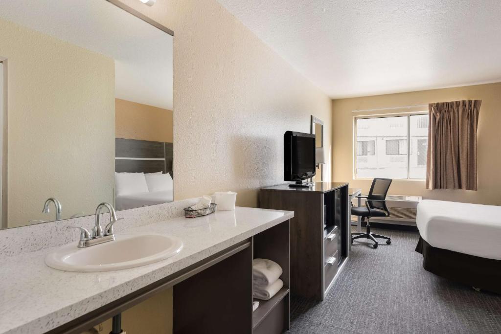 Hotel Rooms in Wells NV featuring a clean and comfortable guest room with modern amenities at SureStay by Best Western Wells